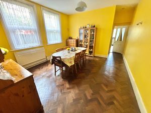 dining room- click for photo gallery